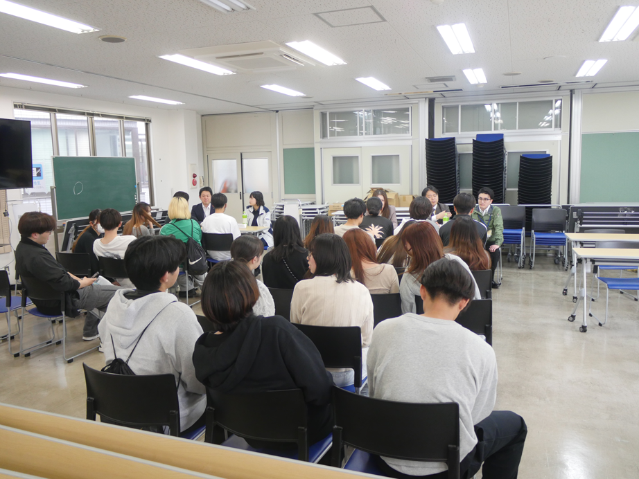 個別相談の様子。企業担当者を囲んで学生たちが率直に質問を重ねていた