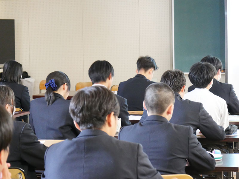 講話に耳を傾ける生徒の皆さん