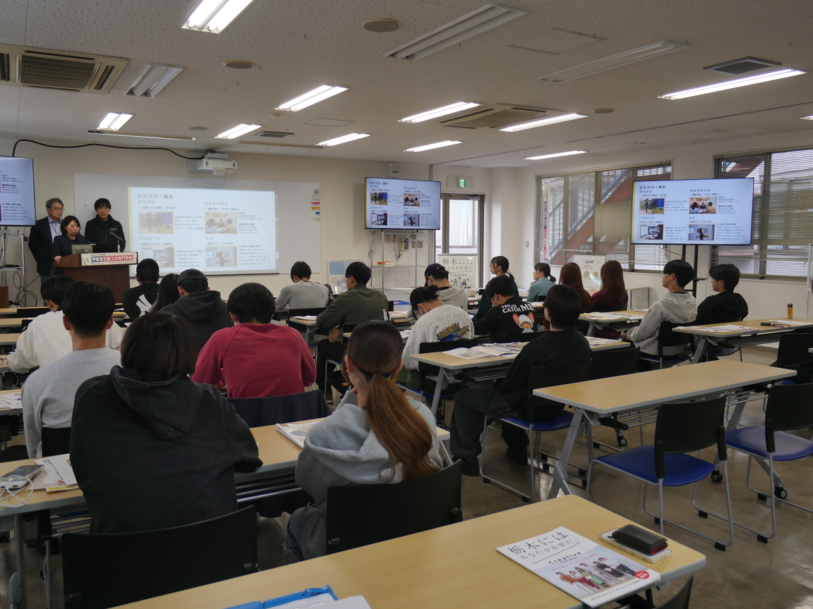 宇都宮アイフルホームによる講話に耳を傾ける学生の皆さん