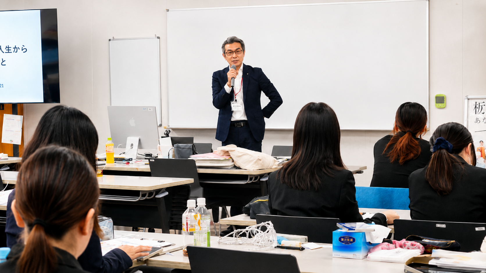 株式会社ビジネスステーション21 デザイナーによる特別講義の様子