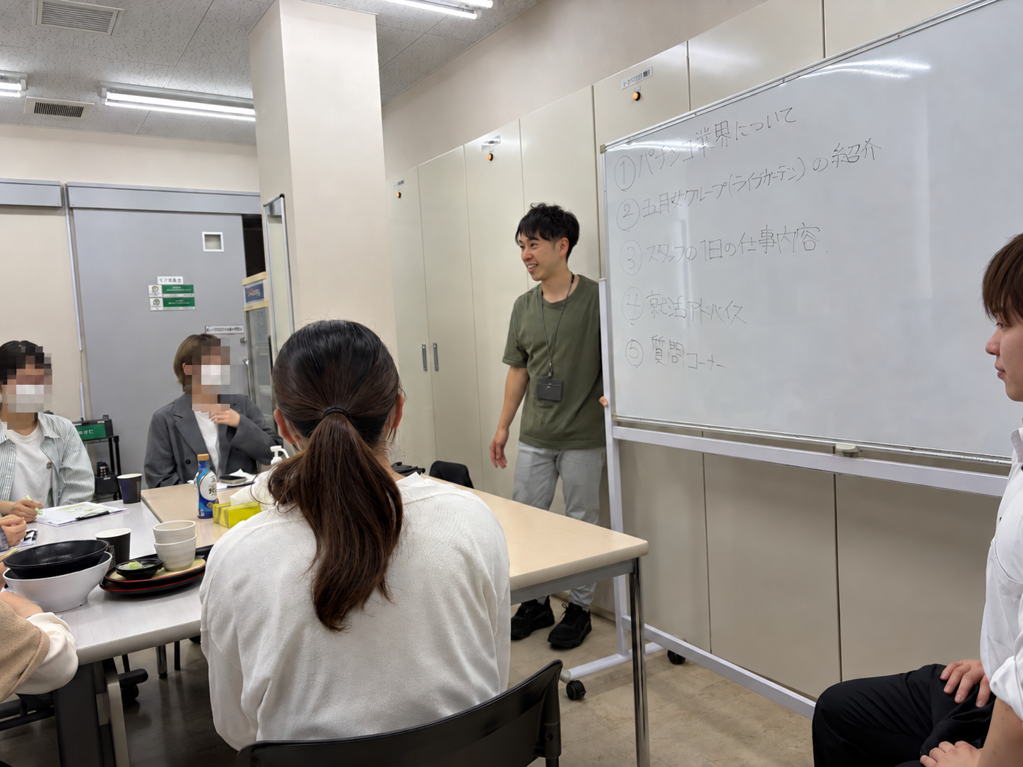 昼食を交えながら、担当者と仕事について話す時間