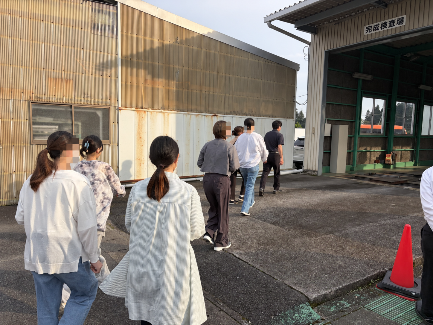 担当者の案内で工場内を巡る様子