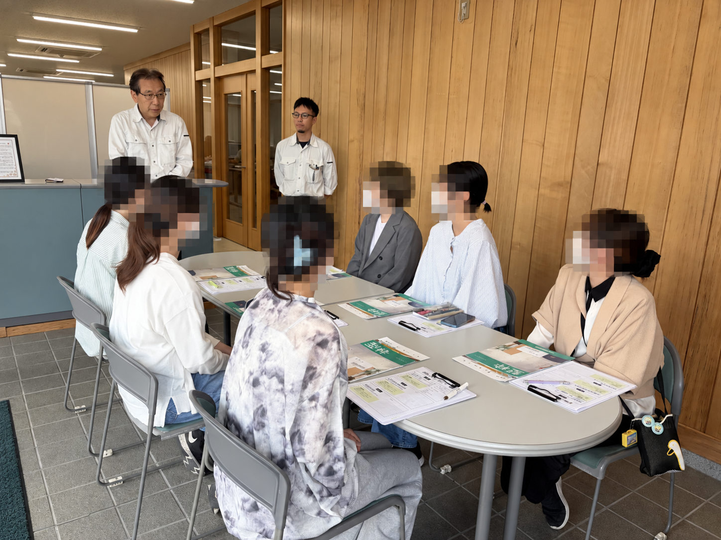 会社の取り組みや仕事について説明を聞く様子